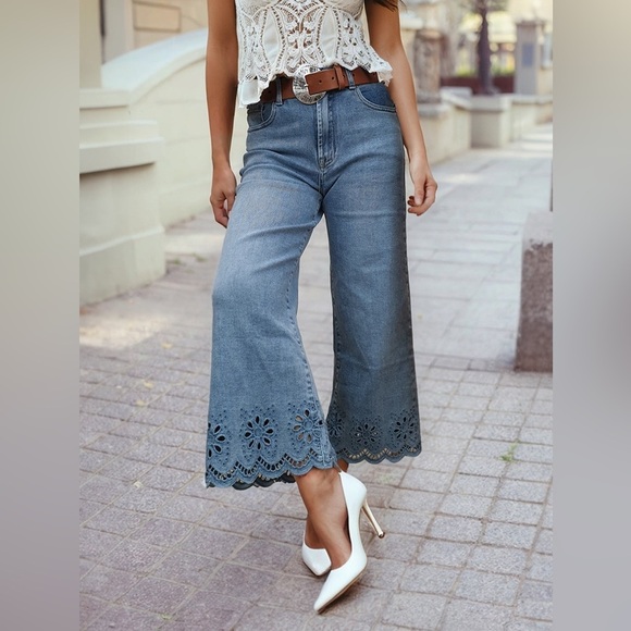 Trendy Little Daisy Boutique Chic Blue Cropped Jeans with Eyelet Hem size 10 - Picture 2 of 5